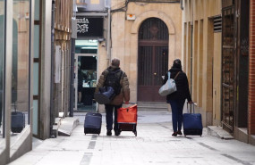 ep dos personas caminan con maletas en salamanca castilla y leon espana a 17 de octubre de 2020