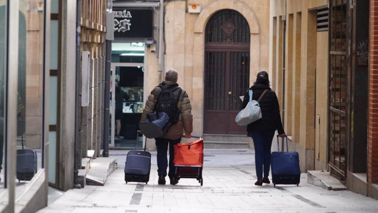 ep dos personas caminan con maletas en salamanca castilla y leon espana a 17 de octubre de 2020