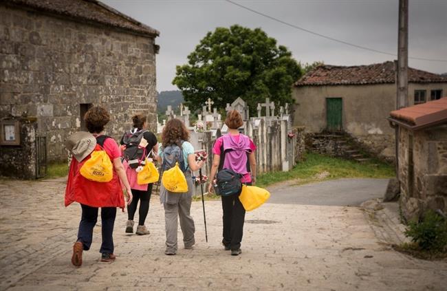 Ecoperegrinos recogieron 142.500 kg de envases en verano en el Camino de Santiag | ECOEMBES ep ecoperegrinos recogieron 142500 kgenvasesveranocaminosantiag