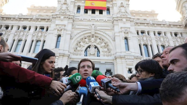 ep el alcalde de madrid jose luis martinez-almeida atiende a los medios tras el minuto de silencio