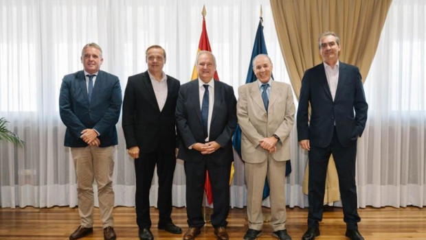 ep el ministro de industria y turismo jordi hereu en una reunion con representantes de confemetal a