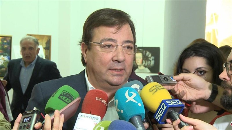 ep el presidente de la junta de extremadura guillermo fernandez vara atiende a los medios