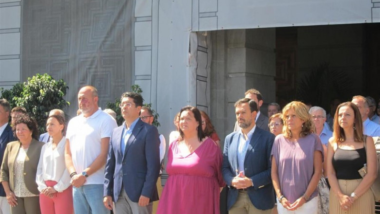 El presidente del Cabildo de Tenerife, Pedro Martín, y los consejeros insulares, asisten al minuto de siencio en memoria de la mujer encontrada muerta este sábado en La Laguna | EUROPA PRESS ep el presidente del cabildo de tenerife pedro martin y los consejeros insulares asisten al minuto