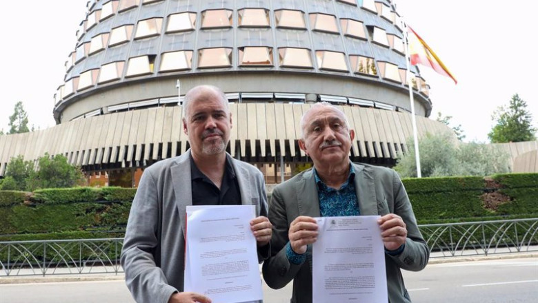ep el secretario general de ccoo unai sordo i y el de ugt pepe alvarez d posan con la solicitud para