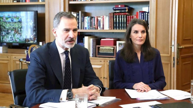 ep felipe vi y dona letizia en una reunion mantenida por videoconferencia