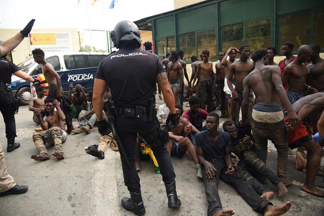 Inmigrantes que han llegado a Ceuta saltando la valla durante el rezo | CEDIDA ep inmigranteshan llegadoceuta saltandovalla duranterezo
