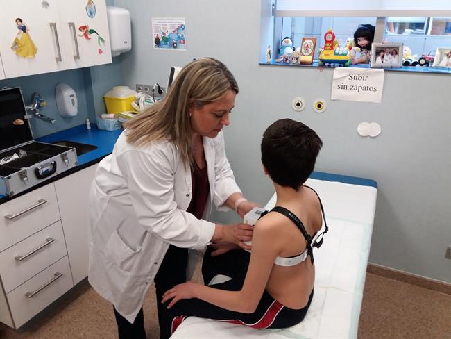 La doctora Stella Maris Rial ajusta el aparato compresor a un paciente | ÁREA DE SALUD II DE CARTAGENA ep la doctora stella maris rial ajustaaparato compresorun paciente