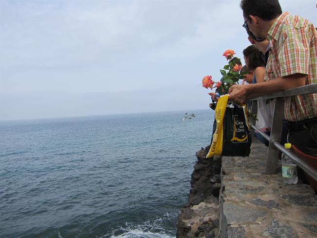 Los familiares y amigos del accidente del JK5022 lanzando flores al mar | EUROPA PRESS ep los familiaresamigosaccidentejk5022 lanzando floresmar