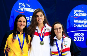 ep maria delgado dcha en un podio del campeonato del mundo de natacion paralimpica
