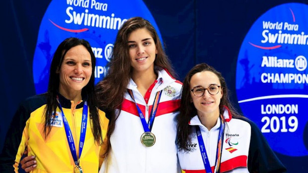 ep maria delgado dcha en un podio del campeonato del mundo de natacion paralimpica