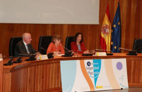 ep maria luisa carcedo ministra de sanidad consumo y bienestar social acompanada por el secretario
