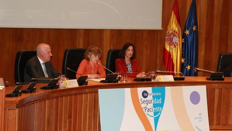 María Luisa Carcedo, ministra de Sanidad, Consumo y Bienestar Social acompañada por el Secretario General de Sanidad, Faustino Blanco, y la Subdirectora General de Calidad e Innovación, Yolanda Agra. | MINISTERIO DE SANIDAD, CONSUMO Y BIENESTAR SOCIAL ep maria luisa carcedo ministra de sanidad consumo y bienestar social acompanada por el secretario