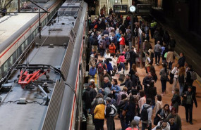 ep numerosas personas con maletas esperan en el anden la salida de un tren en la estacion almudena 20230404134803 ep numerosas personas con maletas esperan en el anden la salida de un tren en la estacion almudena 20230404134803