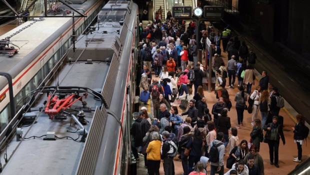 ep numerosas personas con maletas esperan en el anden la salida de un tren en la estacion almudena 20230404134803