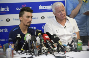 ep patrick lefevere dcha en una rueda de prensa del tour de francia de 2019