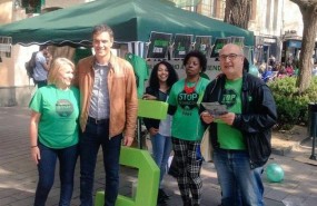 ep secretario generalpsoe pedro sanchez con miembrosla pah