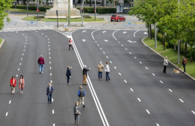 ep transeuntes caminan por el paseo de eduardo dato de madrid una de las calles peatonalizadas en la