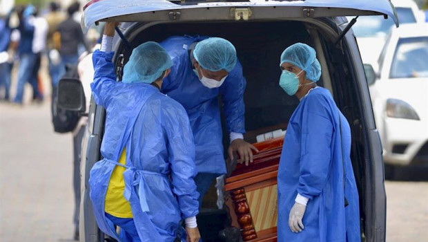ep traslado de un ataud en el hospital general del guasmo de guayaquil ecuador