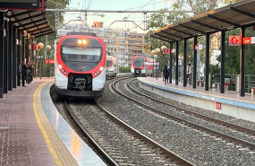 ep un tren de cercanias de renfe procedente de fuengirola llega a la parada apeadero de los alamos