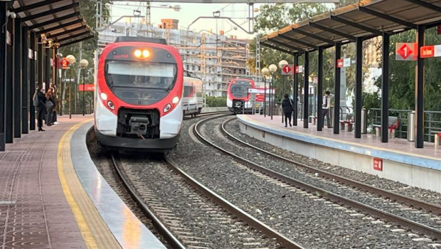 ep un tren de cercanias de renfe procedente de fuengirola llega a la parada apeadero de los alamos