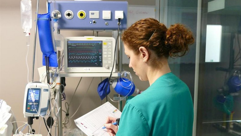 Una enfermera de UCI realiza la revisión del 'checklist' | HOSPITAL SAN JUAN DE DIOS - Archivo ep una enfermera de uci realiza la revision del checklist