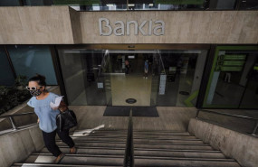 ep una mujer sale de la sede de bankia en valencia comunidad valenciana espana