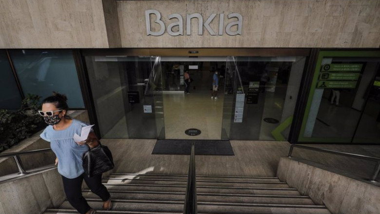 Una mujer sale de la sede de Bankia en Valencia, Comunidad Valenciana (España). | Rober Solsona - Europa Press ep una mujer sale de la sede de bankia en valencia comunidad valenciana espana