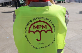 ep una persona acude con un chaleco del movimiento pensionista de madrid durante una concentracion