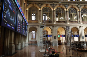 ep varias escaleras frente a dos paneles del ibex 35 en el palacio de la bolsa en madrid espana