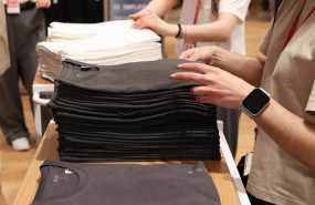 ep varios dependientes colocan la ropa en una tienda