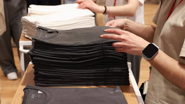 ep varios dependientes colocan la ropa en una tienda ep varios dependientes colocan la ropa en una tienda