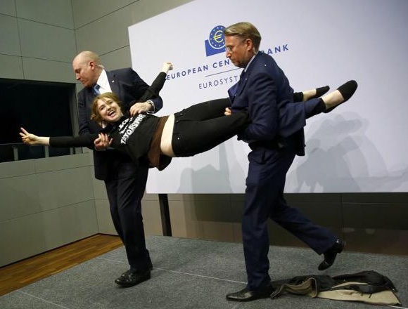 Mujer_ataca_Draghi
