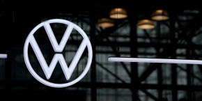 photo du logo volkswagen au salon international de l automobile de new york 