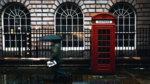 dl ville de londres rue pluie cabine téléphonique rouge stand mile carré piétonnier transport du quartier financier trading finance unsplash