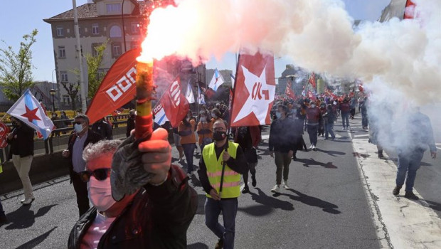 ep archivo   decenas de personas con banderas de sindicatos y humo durante una manifestacion