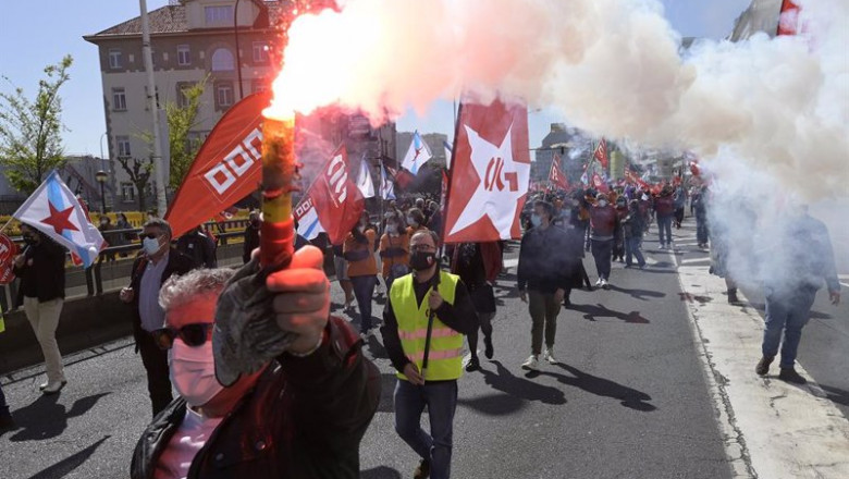 ep archivo decenas de personas con banderas de sindicatos y humo durante una manifestacion ep archivo decenas de personas con banderas de sindicatos y humo durante una manifestacion