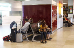 ep archivo   pasajeros esperando la salida de su vuelo en el aeropuerto adolfo suarez madrid barajas