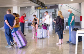 ep archivo   pasajeros procedentes del primer vuelo con origen gran bretana en el aeropuerto de