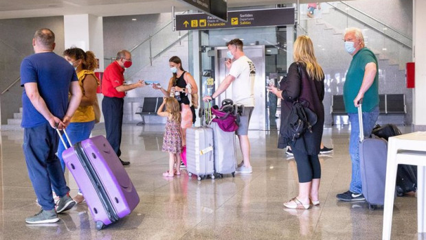 ep archivo   pasajeros procedentes del primer vuelo con origen gran bretana en el aeropuerto de