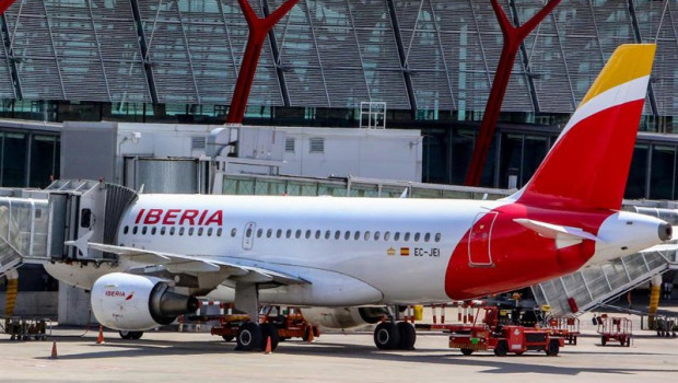 ep archivo   un avion de la aerolinea iberia estacionado en el aeropuerto adolfo suarez madrid 
