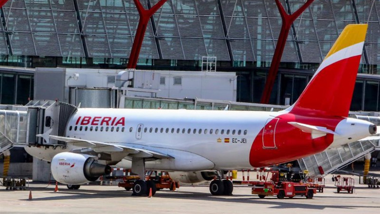 ep archivo   un avion de la aerolinea iberia estacionado en el aeropuerto adolfo suarez madrid 
