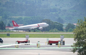ep archivo   un avion despega en el aeropuerto de loiu bizkaia