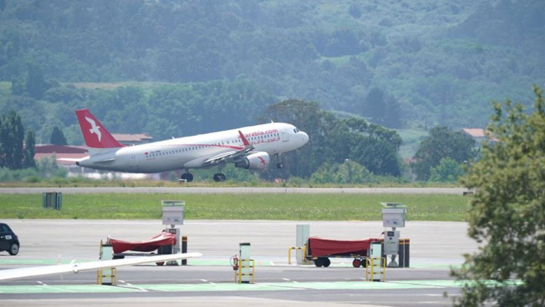 ep archivo   un avion despega en el aeropuerto de loiu bizkaia