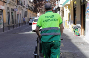 ep archivo   un barrendero del ayuntamiento de madrid empuja su carro de la limpieza mientras