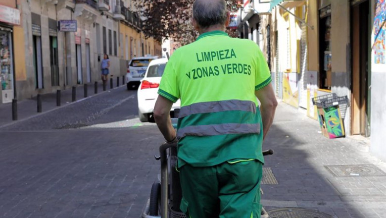 Archivo - Un barrendero del Ayuntamiento de Madrid empuja su carro de la limpieza, mientras trabaja en una calle del centro de la ciudad. | Jesús Hellín - Europa Press - Archivo ep archivo un barrendero del ayuntamiento de madrid empuja su carro de la limpieza mientras