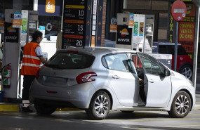 ep archivo un coche repostando en una gasolinera ep archivo un coche repostando en una gasolinera