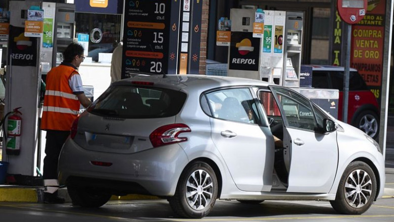 ep archivo   un coche repostando en una gasolinera