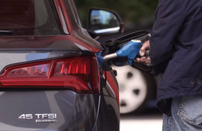 ep archivo   un hombre inyecta carburante a su coche