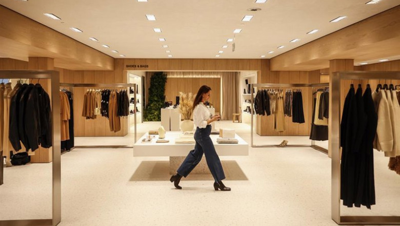 ep archivo   una dependienta en una tienda de moda