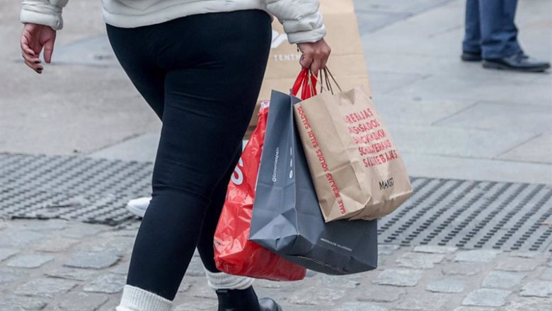 ep archivo una persona camina con varias bolsas de compras por una calle comercial de madrid ep archivo una persona camina con varias bolsas de compras por una calle comercial de madrid